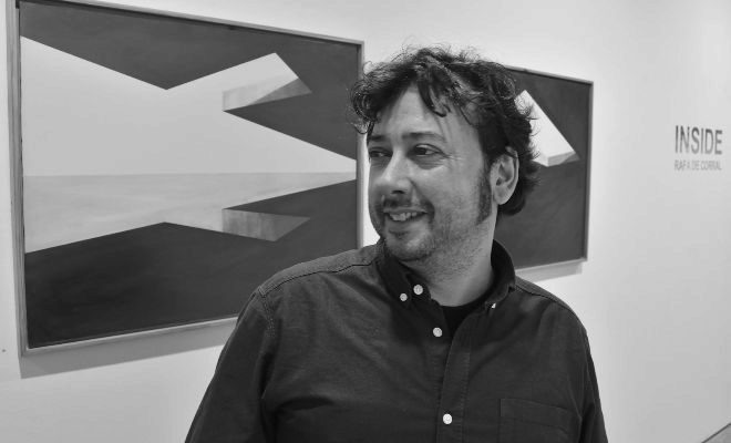 Rafa de Corral, delante de dos de sus obras en grafito.EL MUNDO