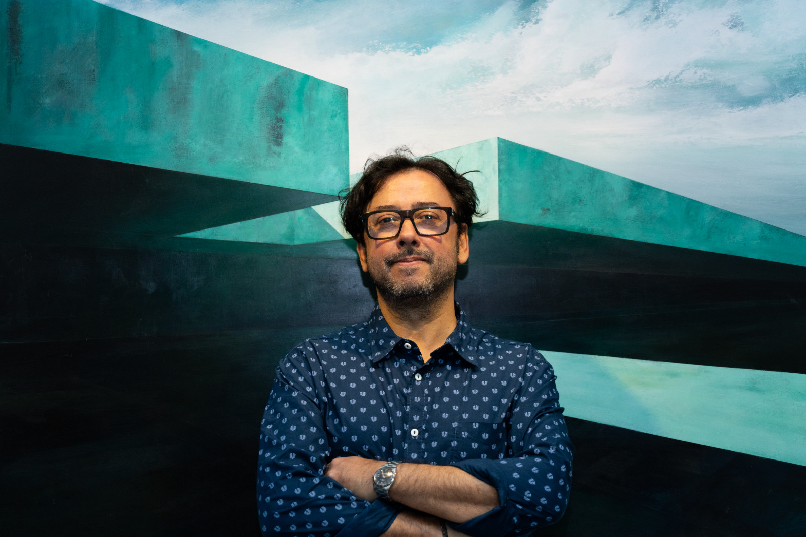 Rafa de Corral, junto a una de las piezas de la exposición. 